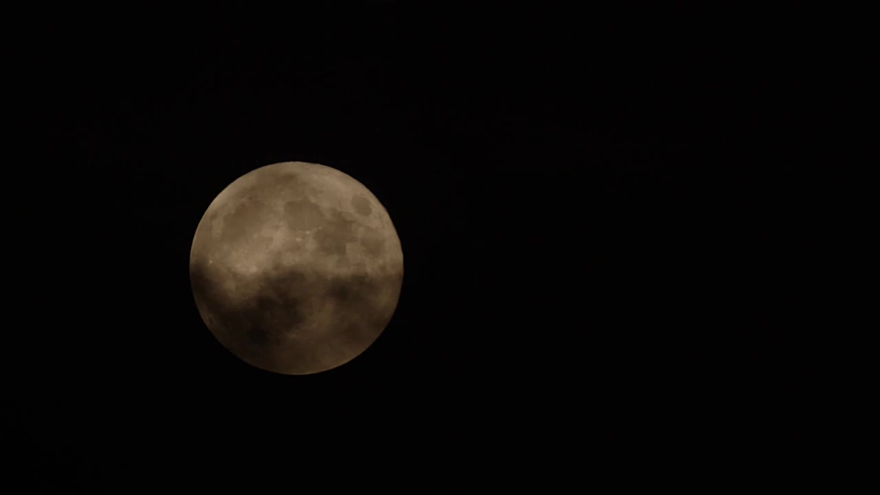 2021年5月26日，满月划过天空。万圣节月球的概念。视频素材