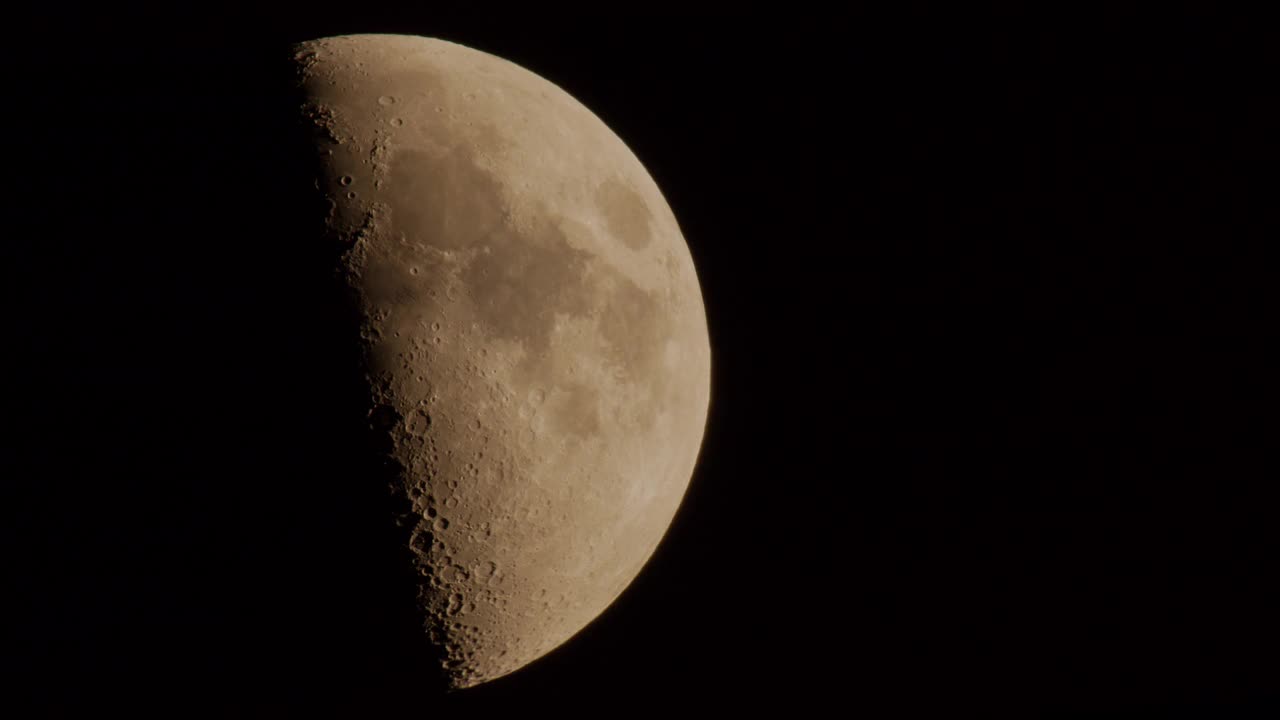 不完整的月亮缓慢地穿过夜空。视频素材