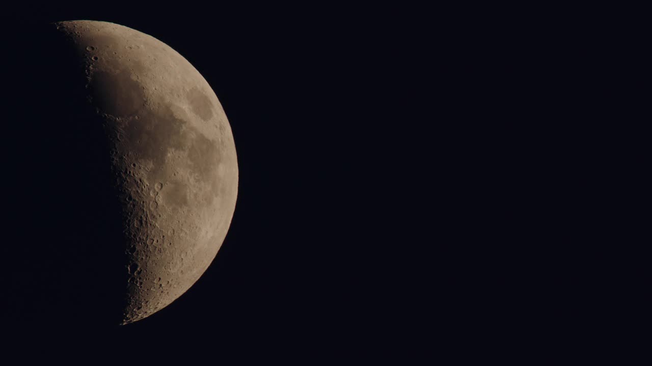 不完整的月亮缓慢地穿过夜空。视频素材