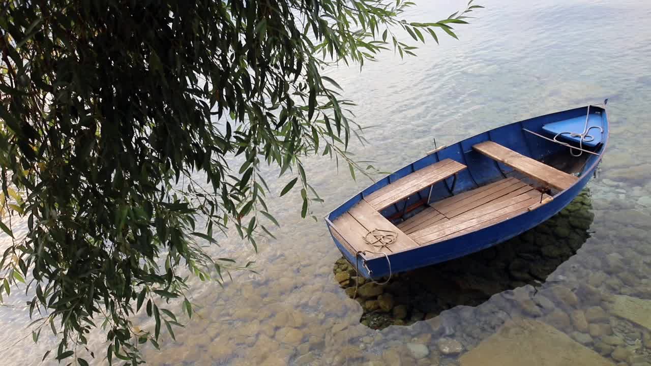 空木船漂浮在水面上视频素材