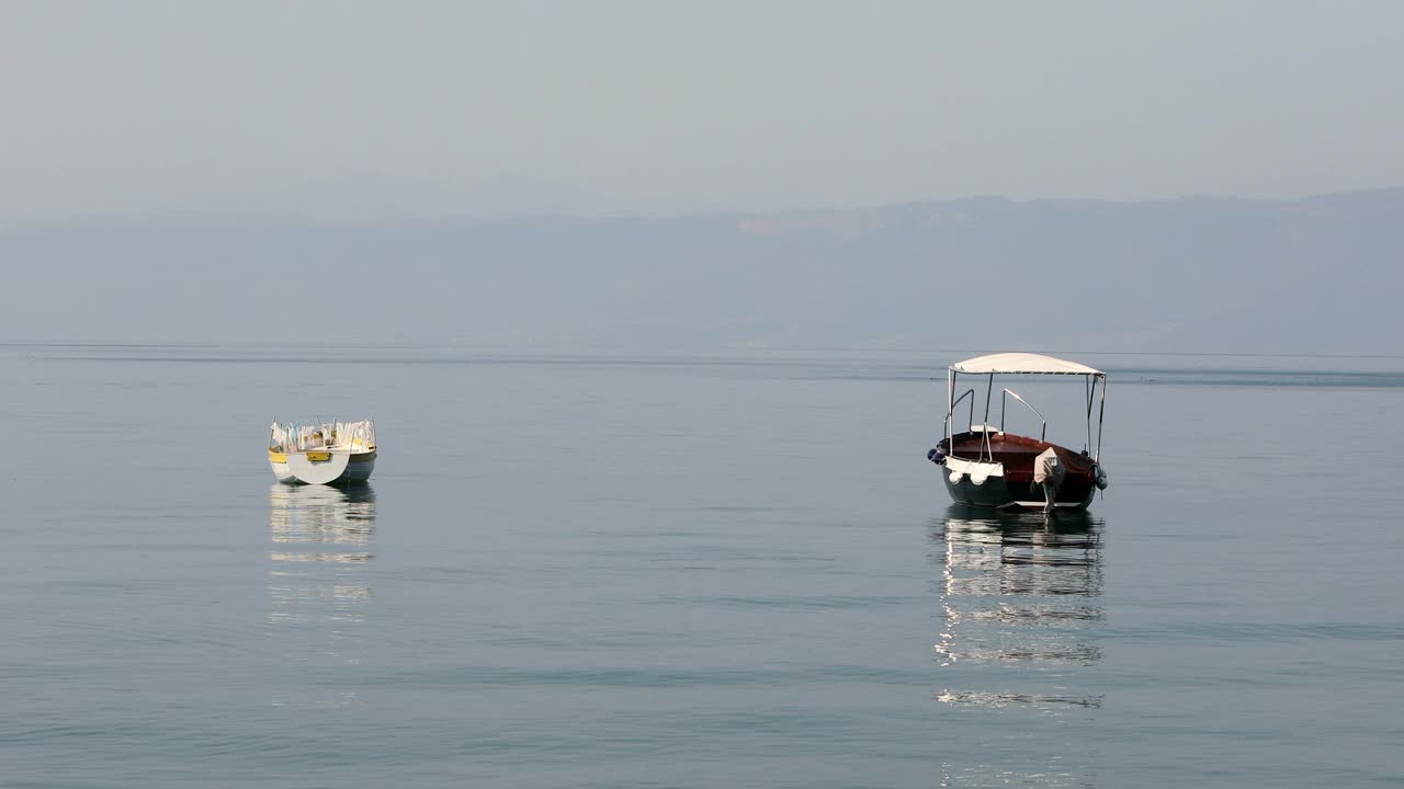 空木船漂浮在水面上视频素材