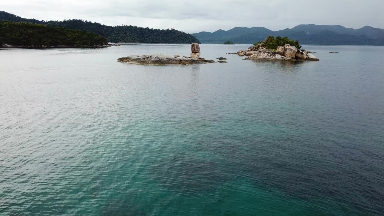 热带小岛附近Lipe岛的鸟瞰图清澈的海水与船，萨顿，泰国。热带旅行概念。视频素材