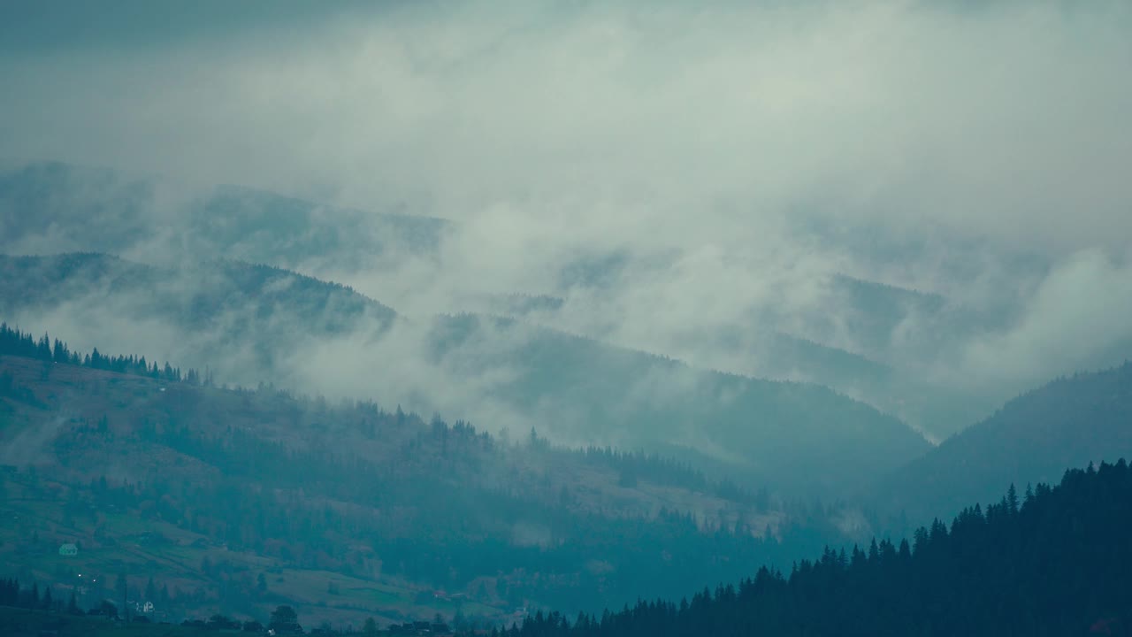 雾蒙蒙的风景，美丽的山脉覆盖着雾波。山谷中的薄雾和树木在山丘上形成剪影视频素材