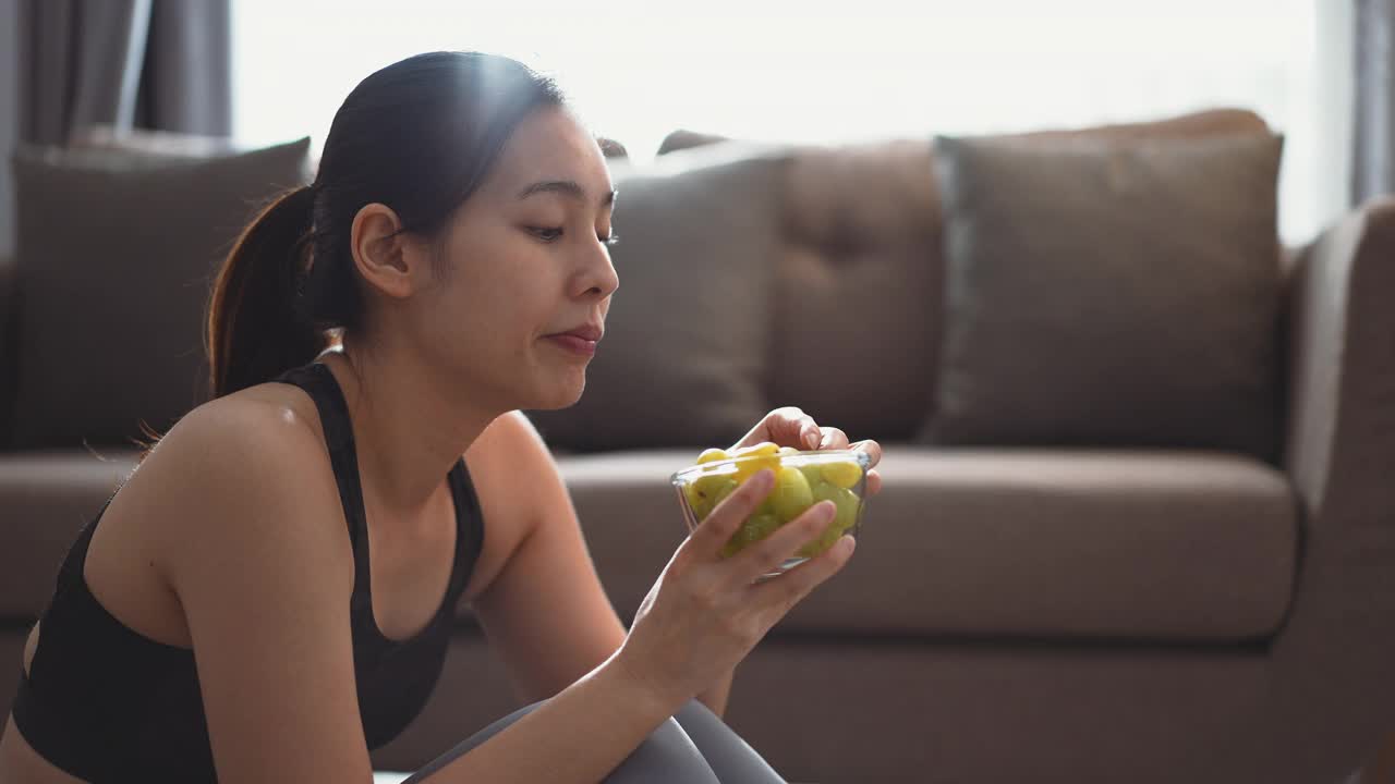 运动女性健康饮食视频素材