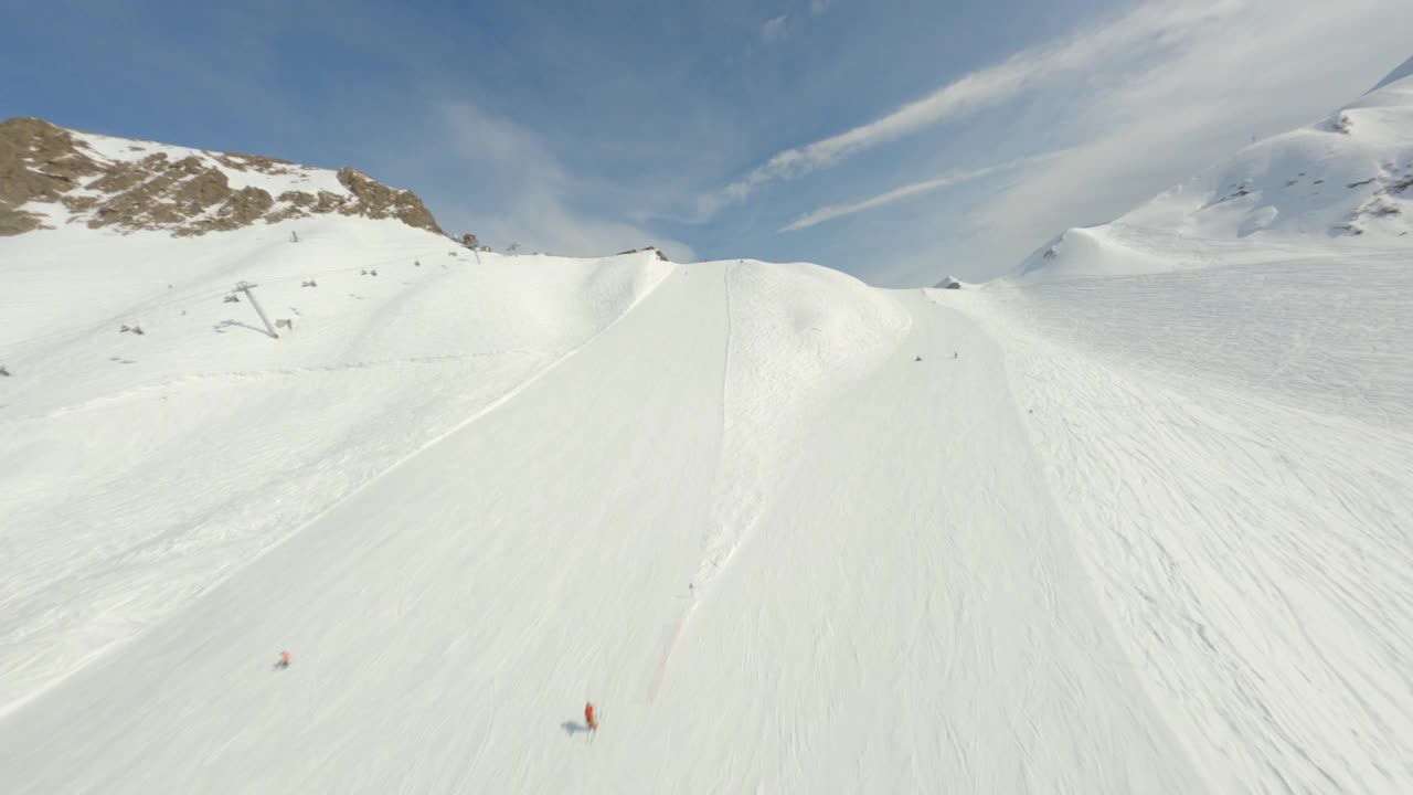 上图拍摄的运动FPV无人机飞越滑雪胜地Krasnaya Polyana Aibga ridge马戏团2区视频素材