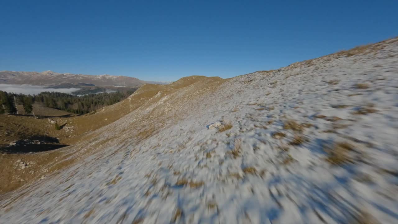 以上电影镜头体育FPV。徒步旅行者在太阳的包围下，高于云层视频素材