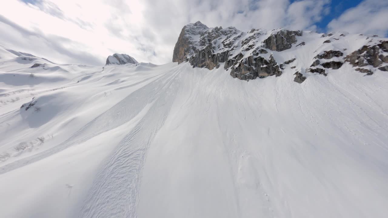 鸟瞰运动FPV无人机飞行近纹理天然高山顶山顶岩石视频素材