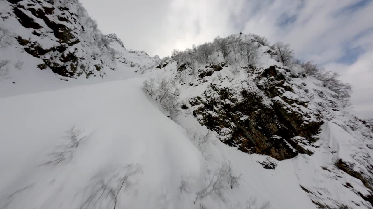 上图拍摄的运动FPV无人机爬上了罗莎库塔滑雪中心的彩霞峰视频素材