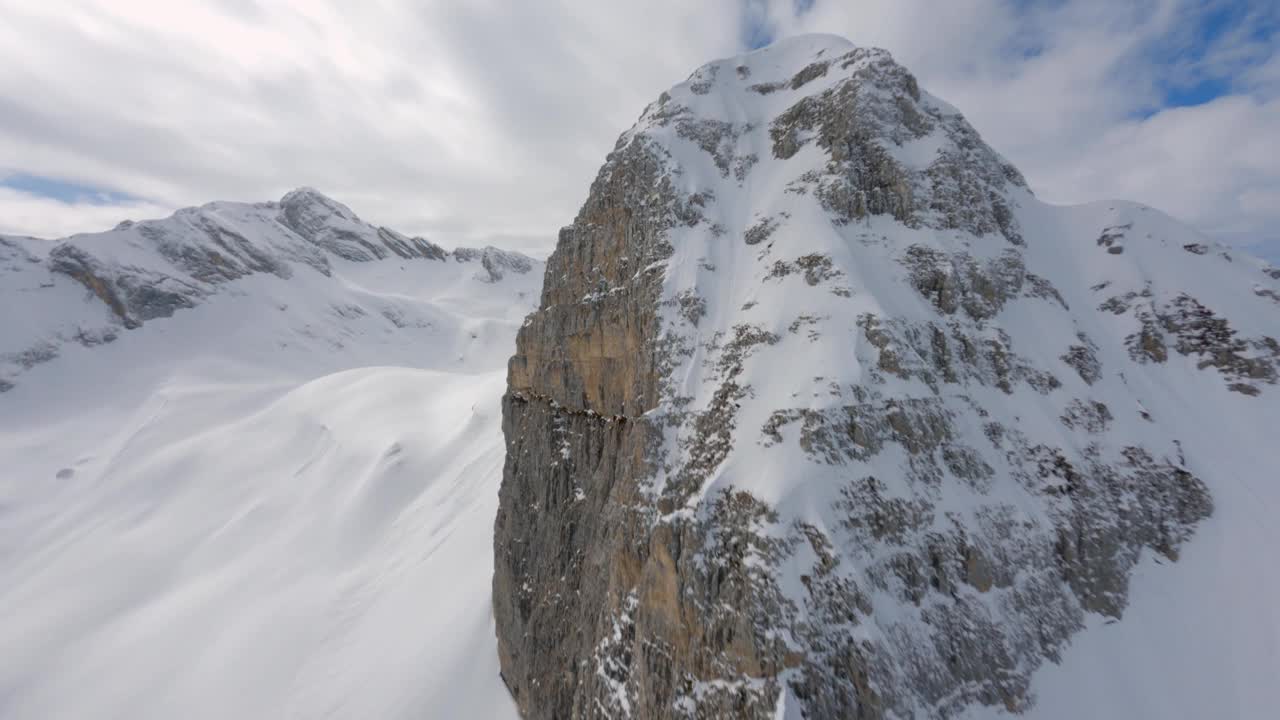 鸟瞰图快速俯冲速度运动FPV无人机从高自然山坡自然风景视频素材