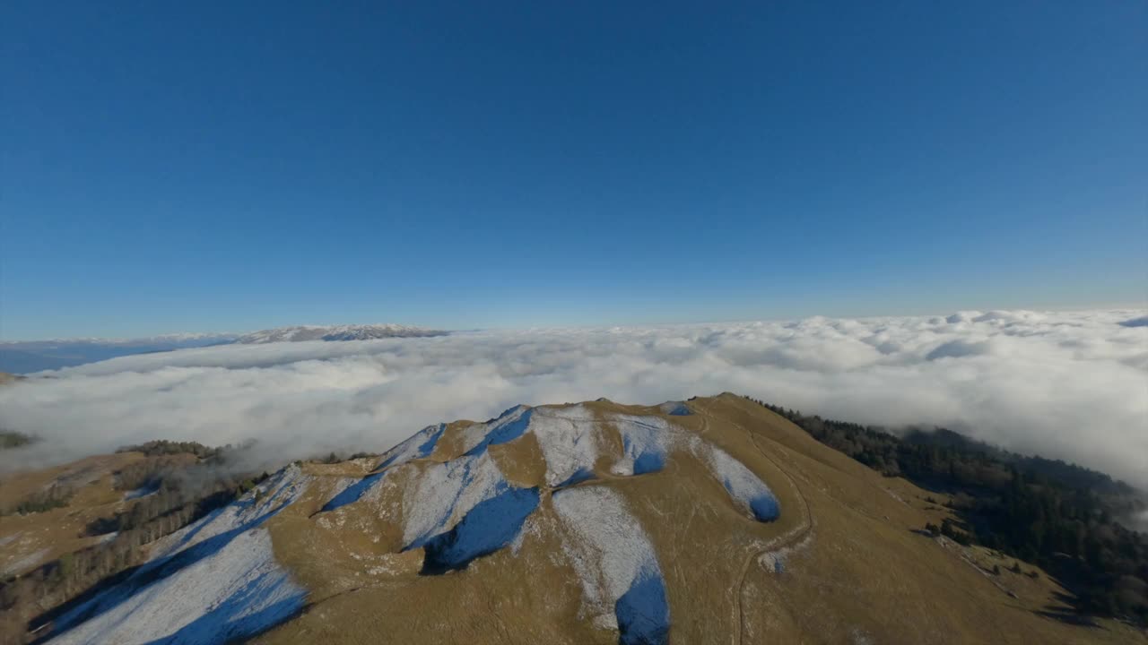 以上全景拍摄体育FPV无人机飞行在自然岩石地区与雪峰阿布哈兹视频素材