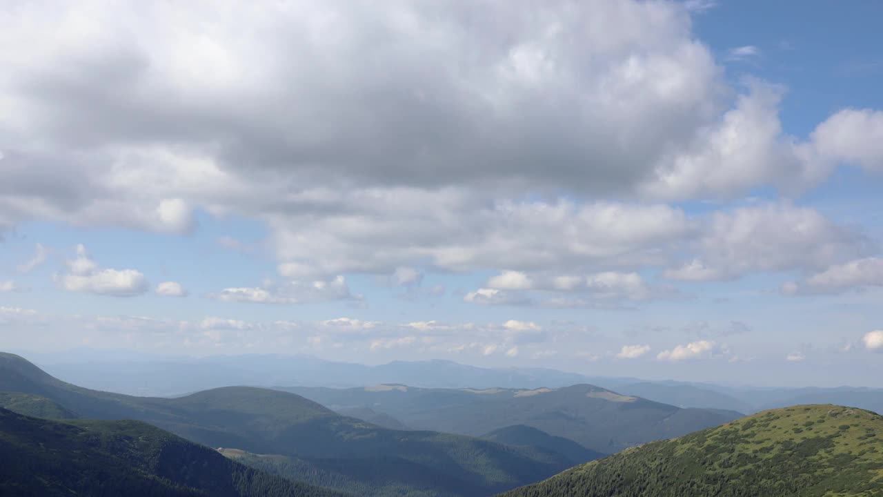 乌克兰的山地景观延时移动云。视频素材