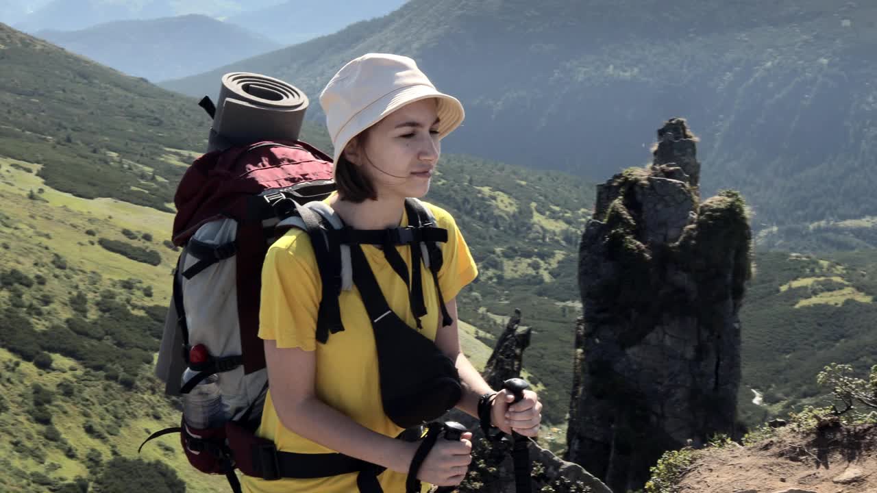 女游客在山顶行走。徒步旅行，享受生活风景自然景观。暑假旅行冒险。背包客徒步登山夏季远足视频素材