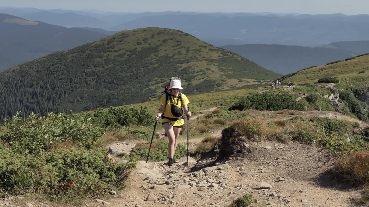 女游客在山顶行走。徒步旅行，享受生活风景自然景观。暑假旅行冒险。背包客徒步登山夏季远足视频素材