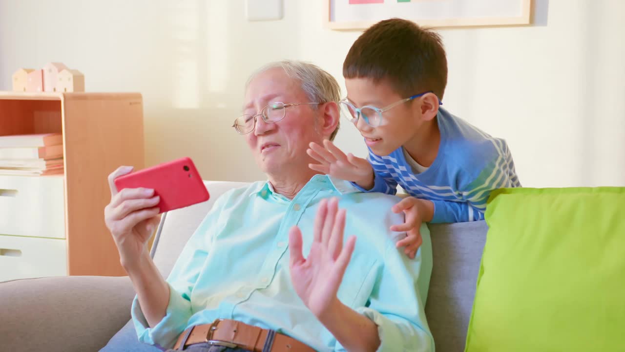 亚洲男性有视频通话视频素材