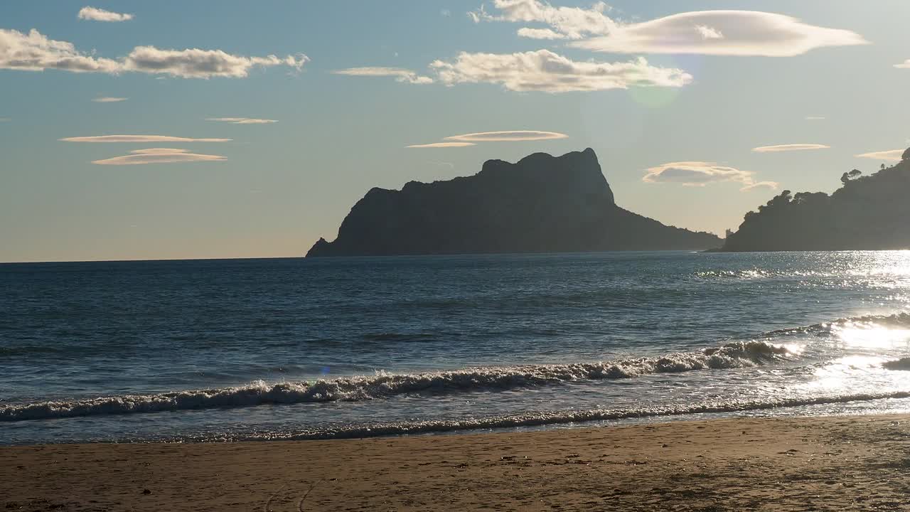 日落时分的地中海海滩景观。视频素材