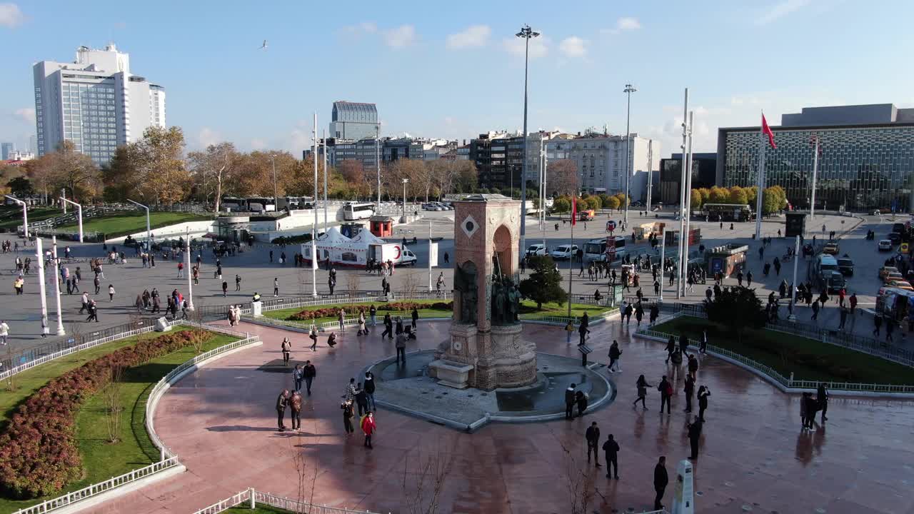 Istiklal大街上挤满了人视频素材