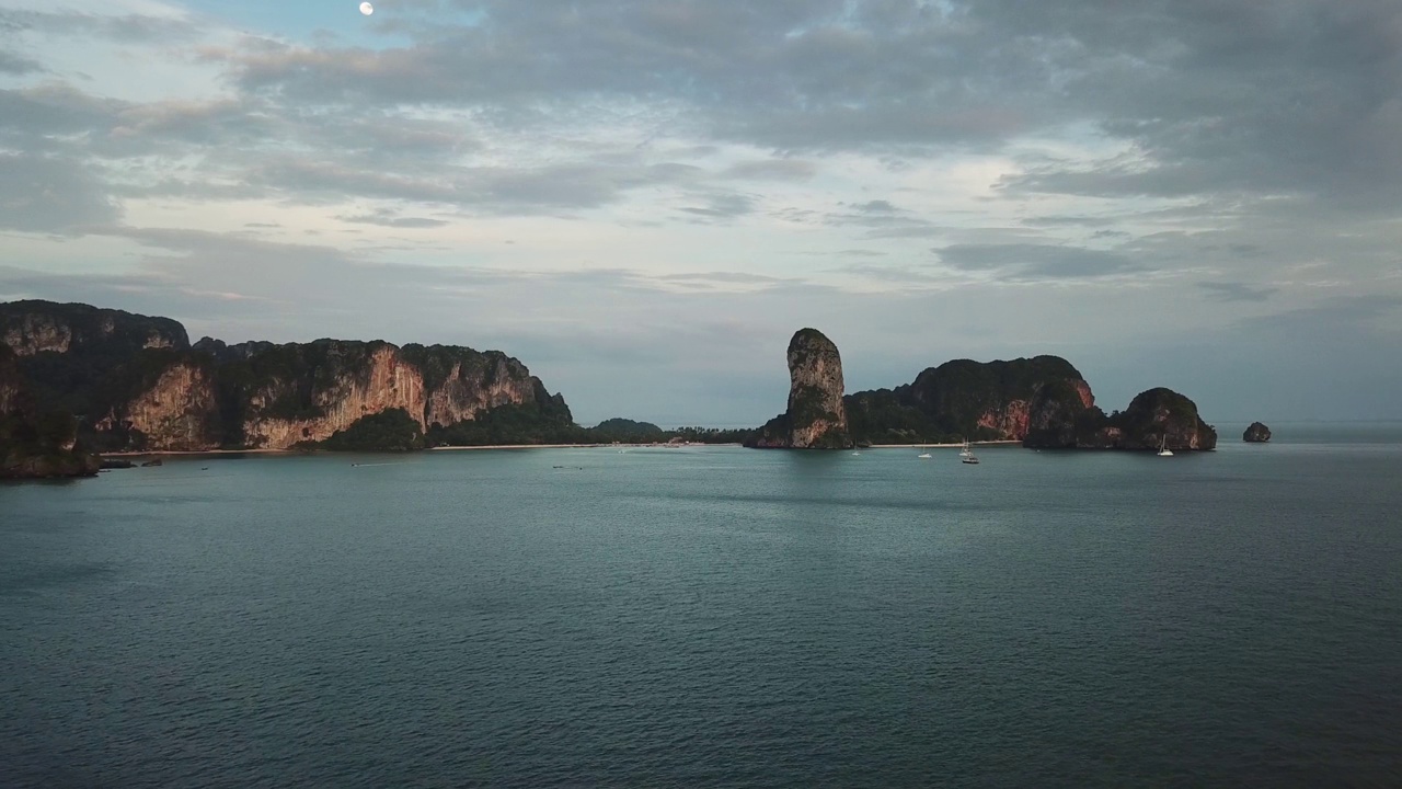 空中的热带海滩岩石和岛屿，Railay视频素材