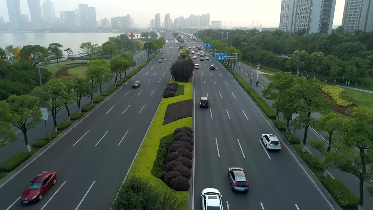 鸟瞰图的汽车运行在城市道路上的日落，中国。视频素材