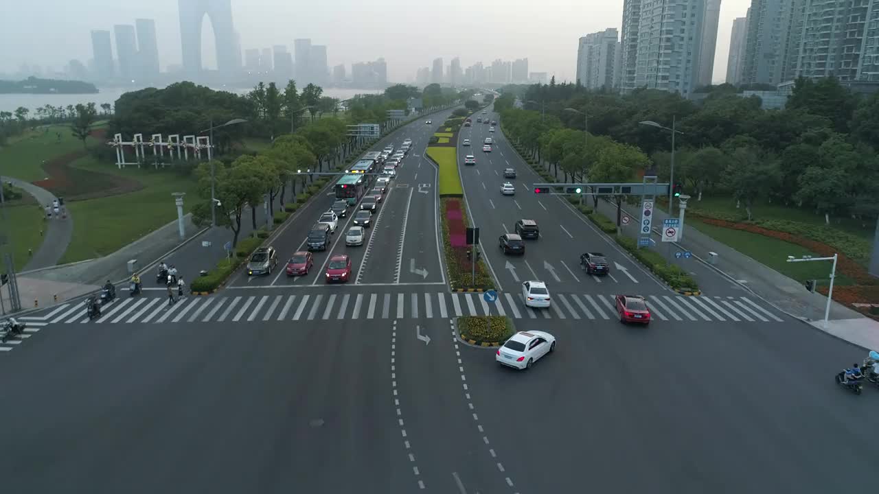 鸟瞰图的汽车运行在城市道路上的日落，中国。视频素材