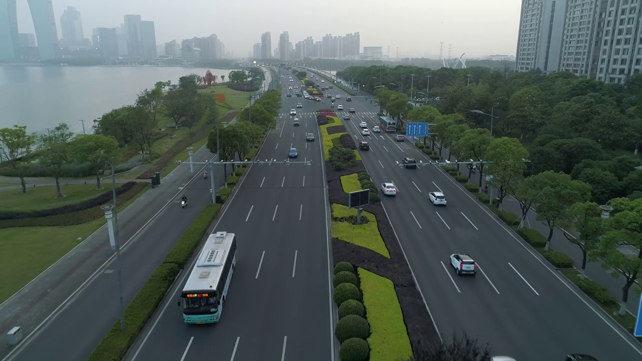 中国，日落时在城市道路上行驶的汽车鸟瞰图。视频素材