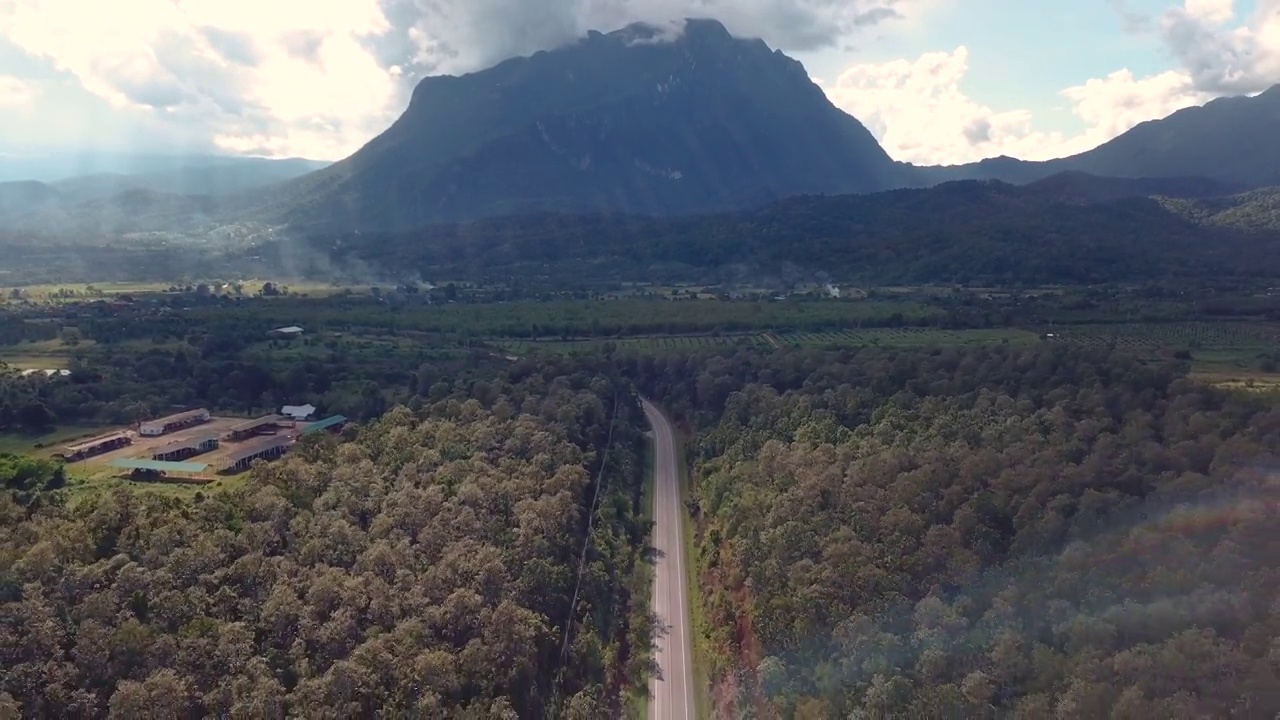 空中拍摄的高速公路到山视频素材