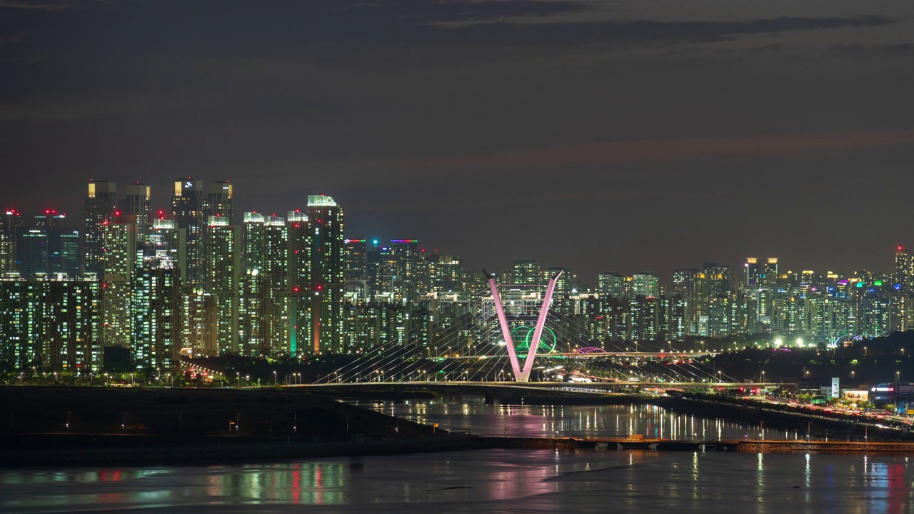 晚上——韩国仁川延寿区松岛生物桥和松岛国际商务区综合开发项目视频素材