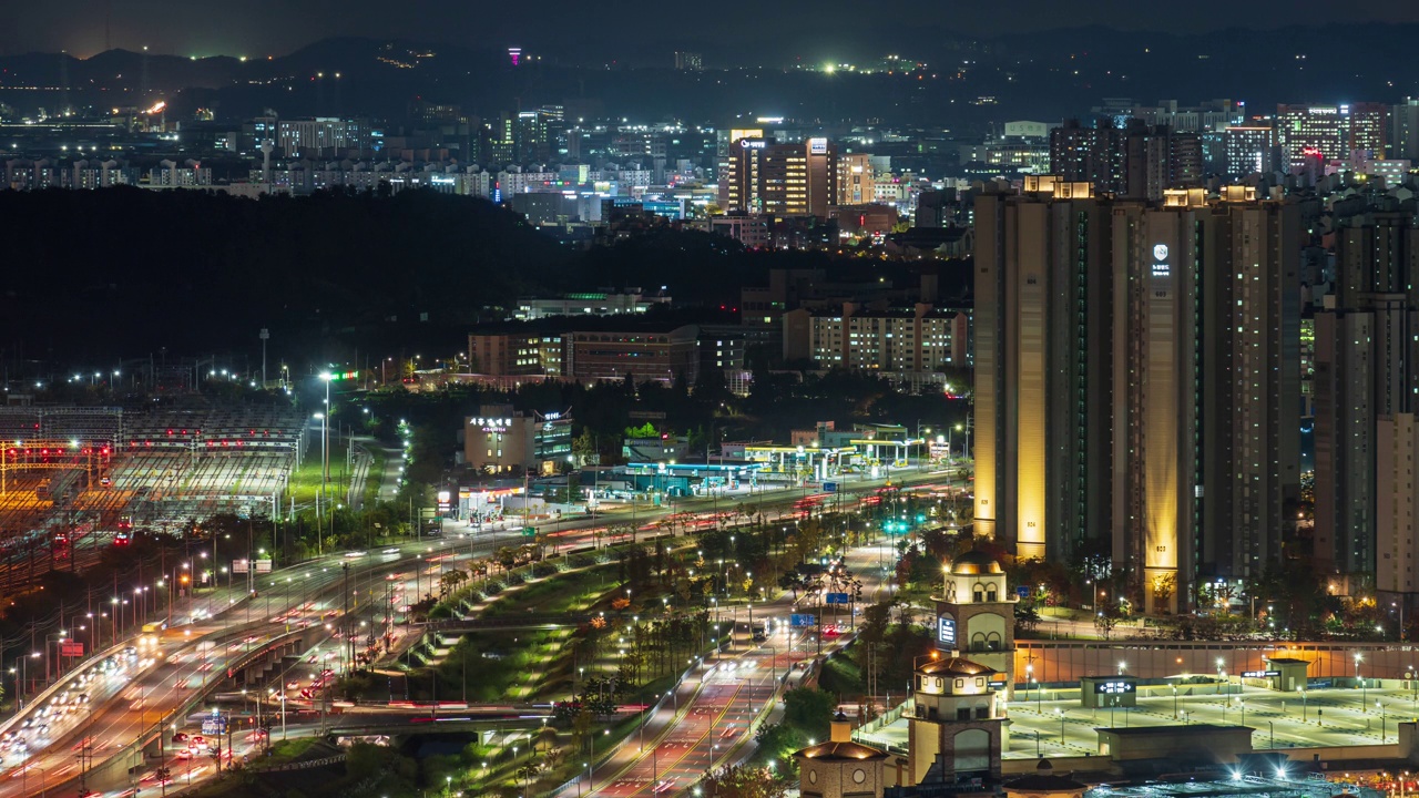 ▽夜晚=京畿始兴市培歌新城市始兴Premium奥特莱斯购物中心和公寓园区视频素材