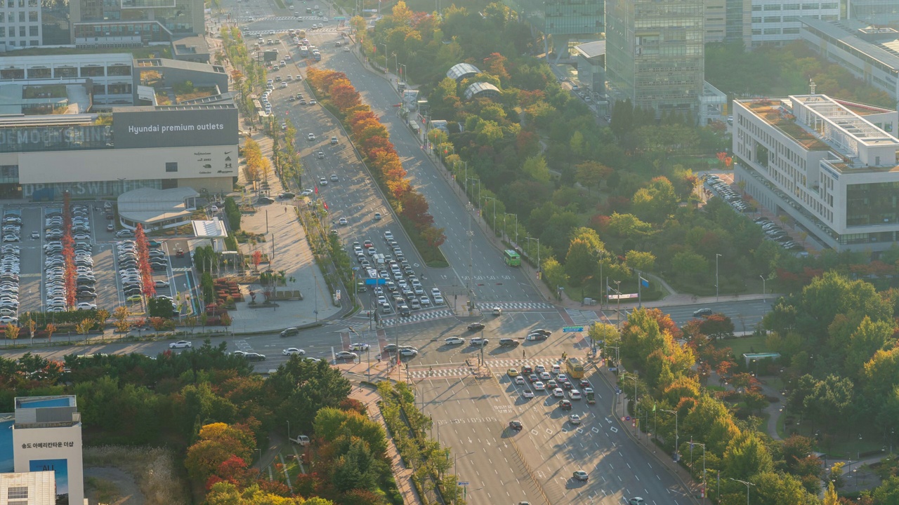 白天——韩国仁川延寿区松岛国际商务区的车辆行驶视频素材