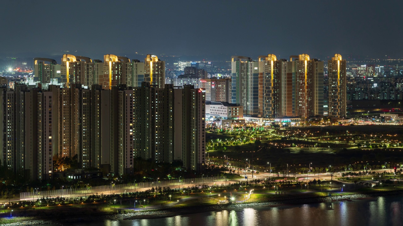 夜间——韩国京畿道始兴市百歌新城市附近的百歌生活公园(河边的公园)、Hanul公园和公寓园区视频素材