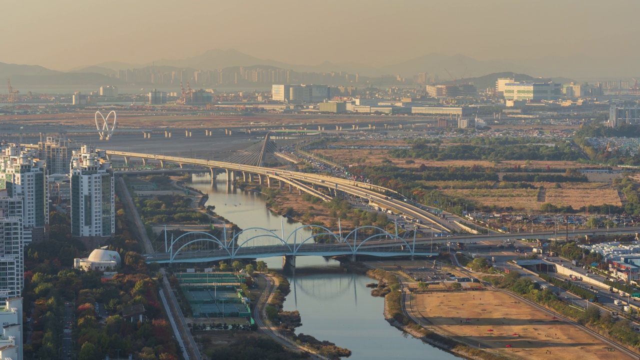 白天——韩国仁川延寿区松岛国际商务区的会议桥和公寓视频素材