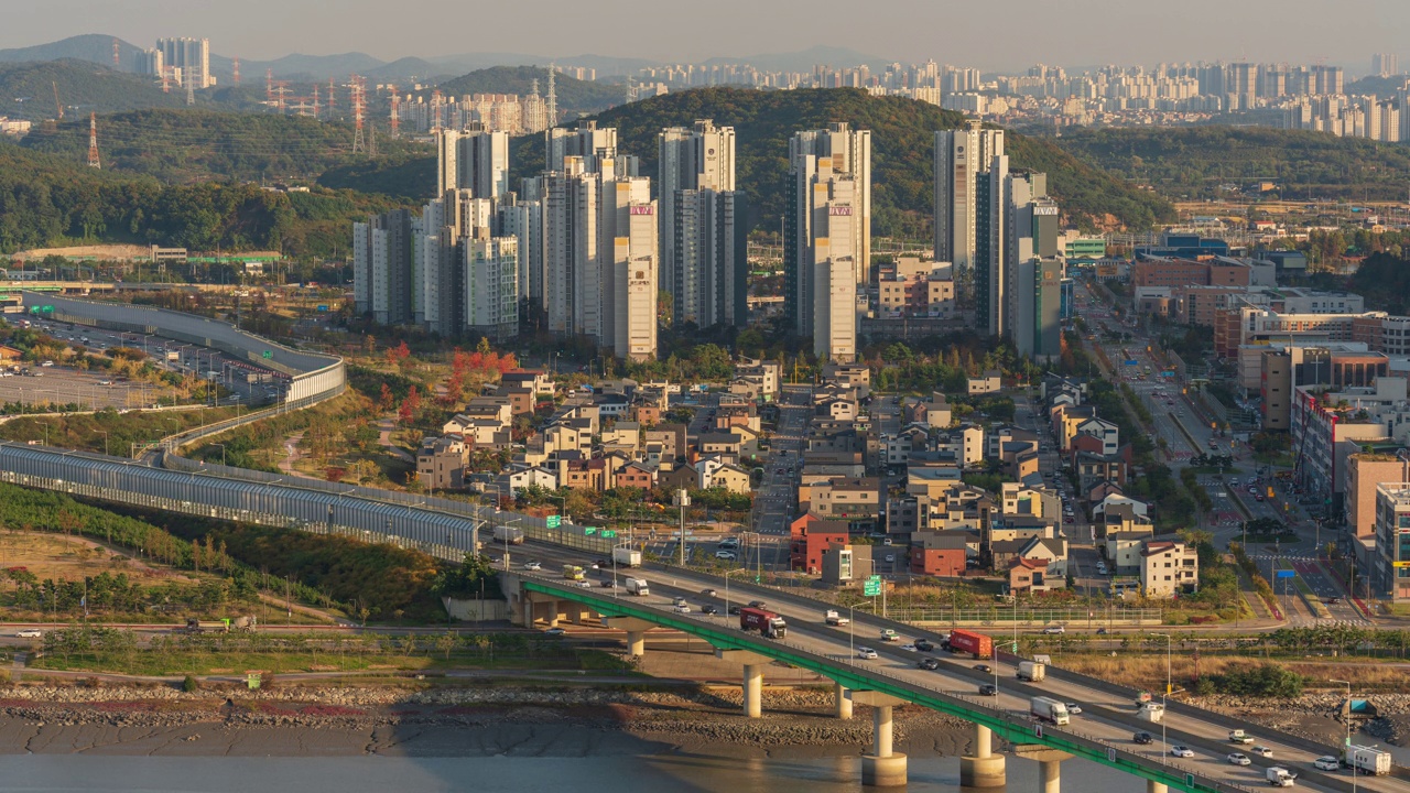 ▽白天=京畿培哥新城市始兴市京仁高速公路3号线附近的住宅和公寓园区视频素材