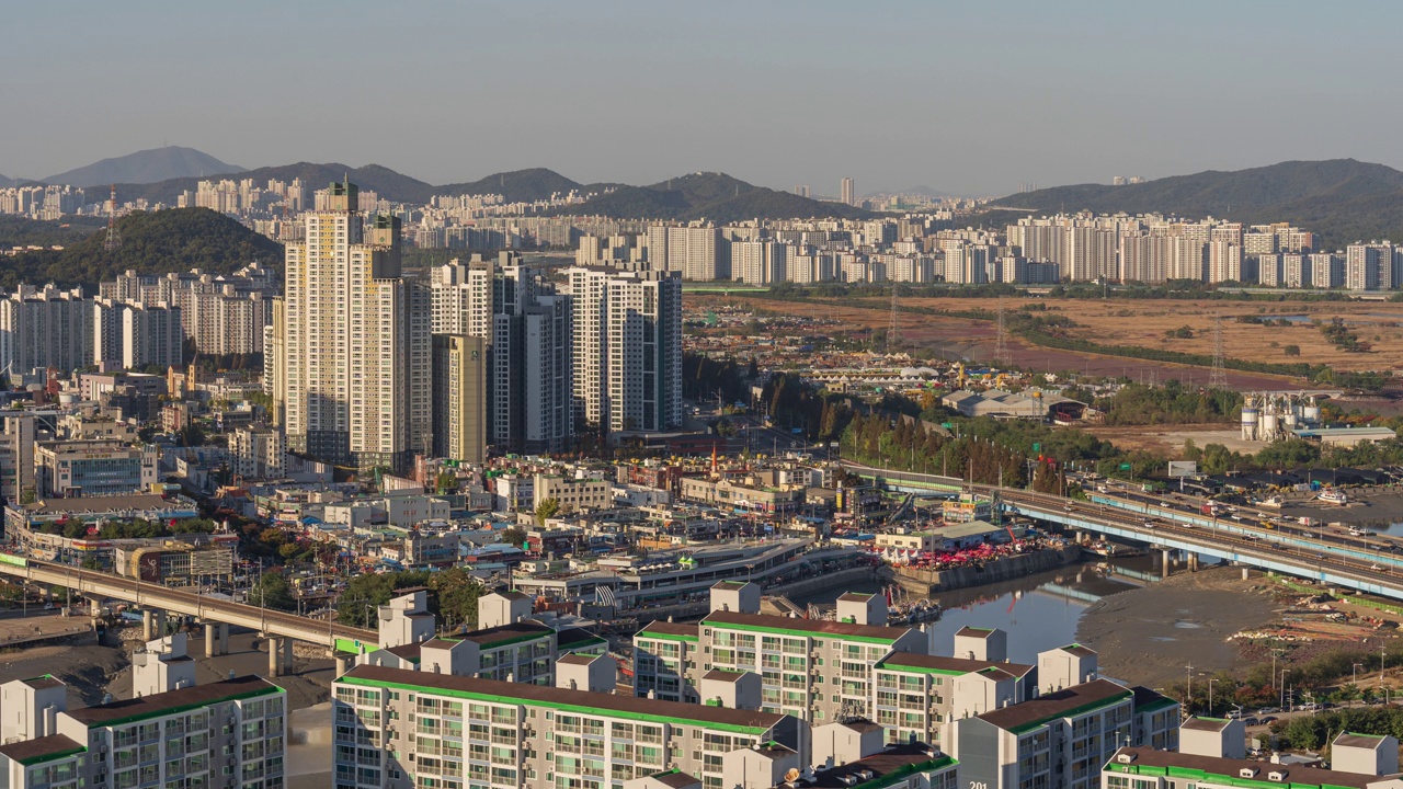 白天——韩国仁川南洞区Sorae鱼市和公寓视频素材