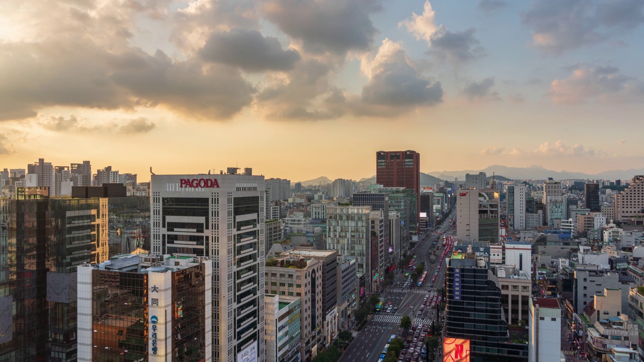 白天——韩国首尔江南站和江南大道/江南区周围的摩天大楼上的日落视频素材