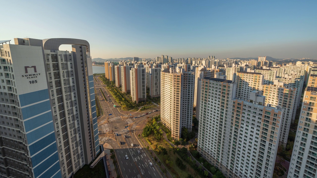 从白天到夜晚——韩国京畿道始兴市培歌新城市公寓大楼上的日落视频素材