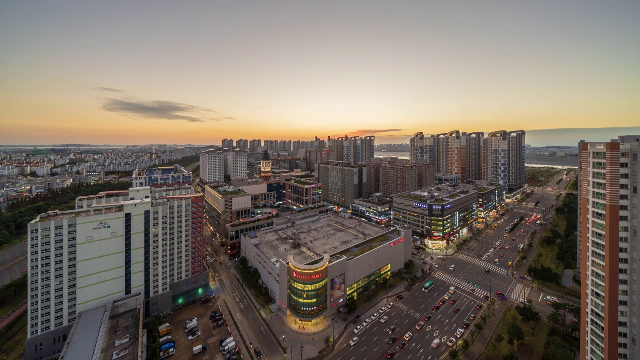 韩国京畿道始兴市百歌新城市附近的威尼斯广场购物中心的钟楼和写字楼公寓的夜景视频素材