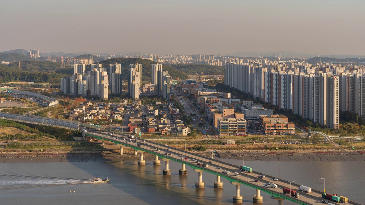 ▽白天=京畿培哥新城市始兴市京仁高速公路3号线附近的住宅和公寓园区视频素材