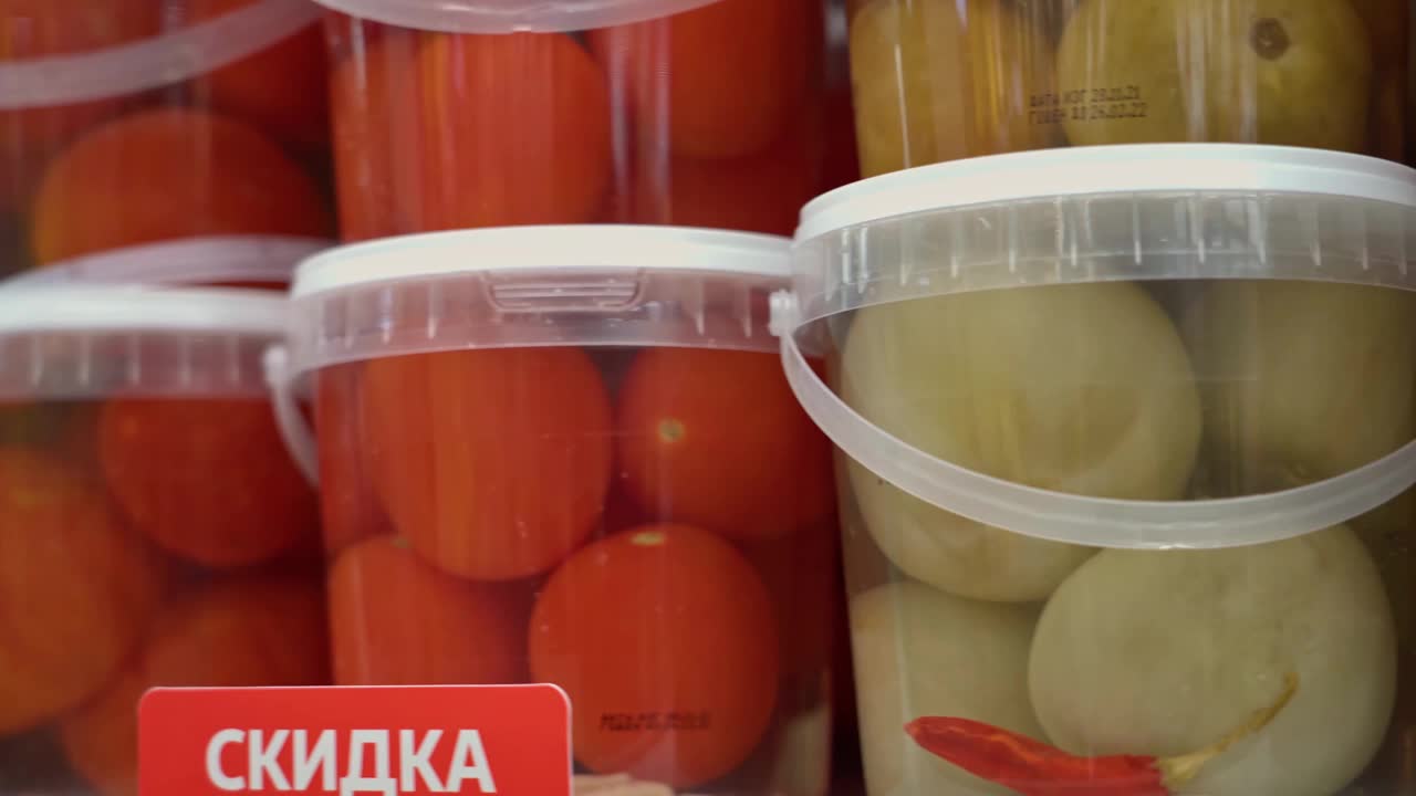 超市货架上的各种泡菜视频素材