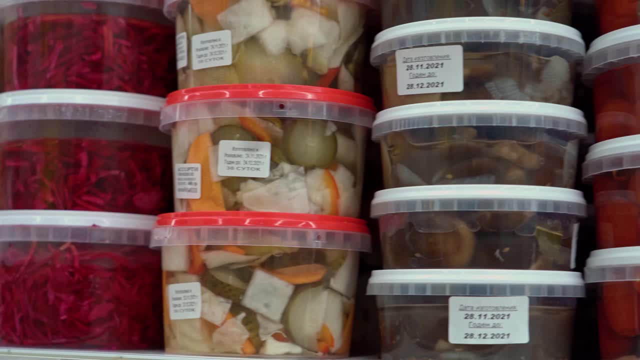 超市货架上的各种泡菜视频素材
