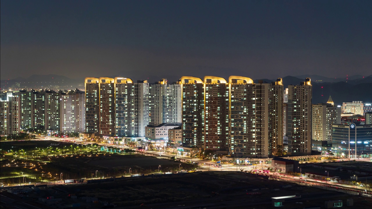 夜晚——韩国京畿道始兴市百歌新城市的百歌生活公园和公寓视频素材