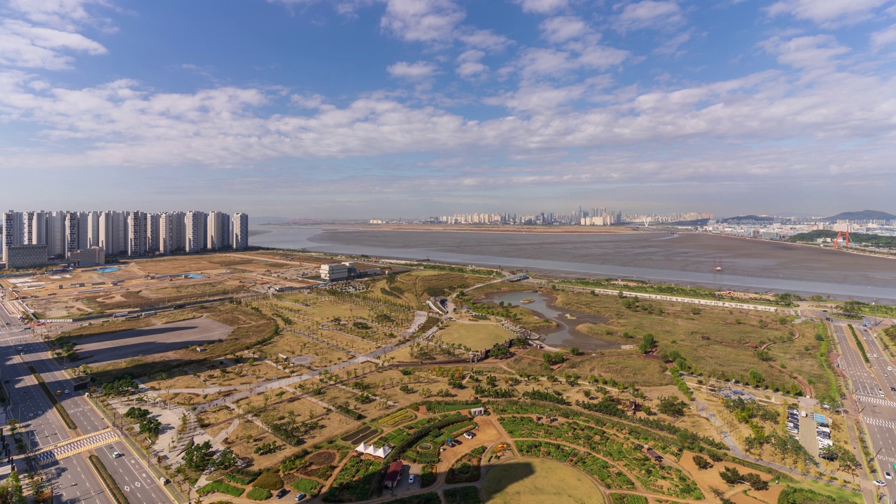 白天——韩国京畿道始兴市培歌新城市和松岛国际商圈中心的培歌生命公园视频素材