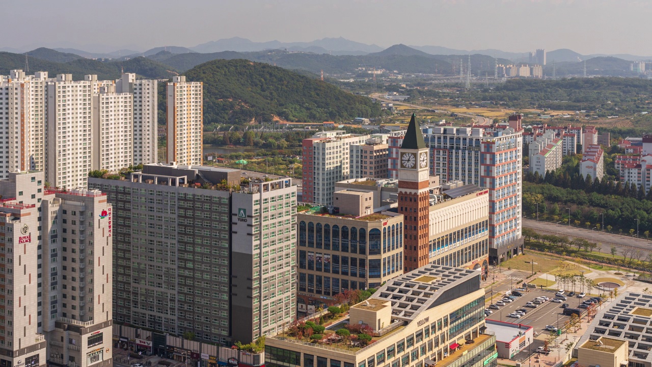 韩国京畿道始兴市百哥新城市附近的威尼斯广场、大道购物中心和写字楼公寓的日间景色视频素材