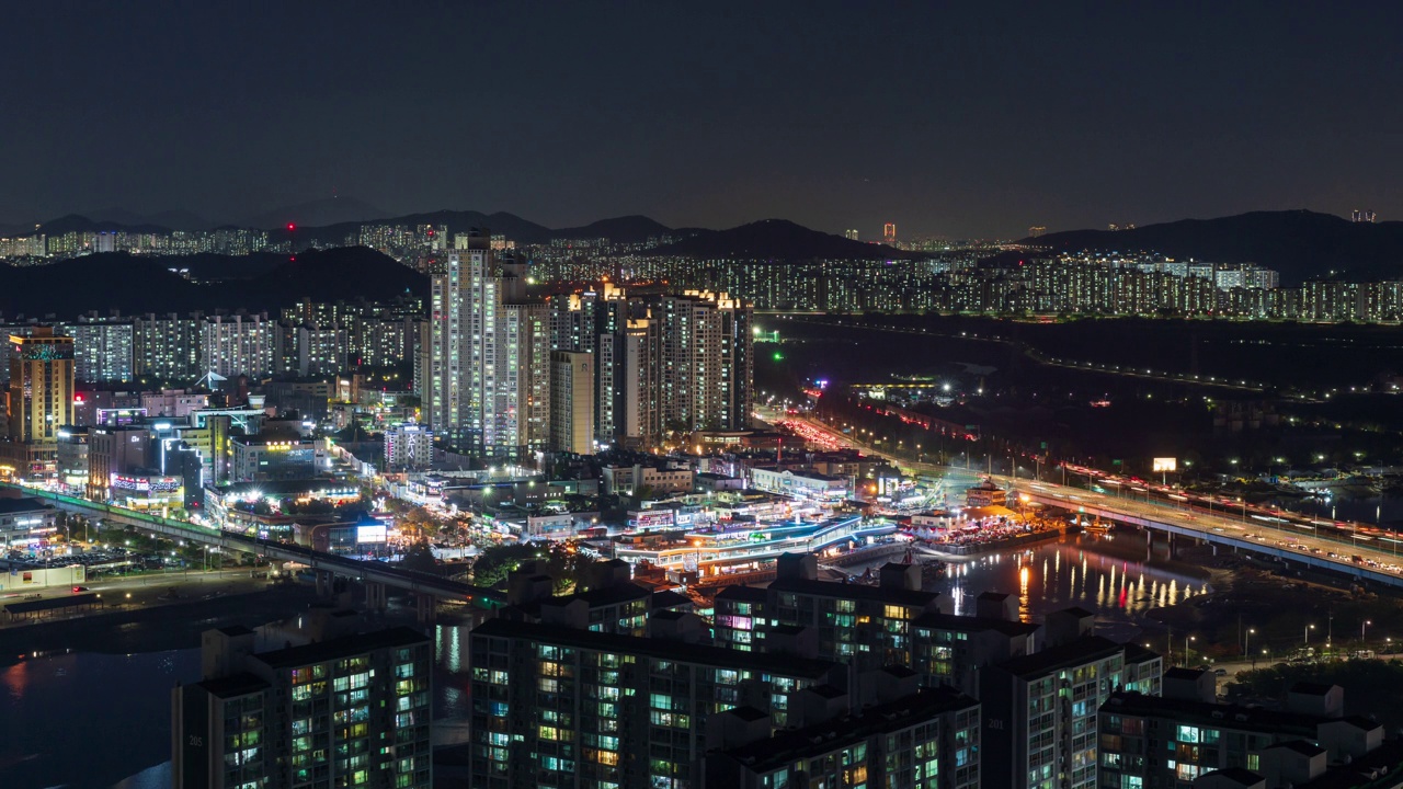 夜间——韩国仁川南洞区Sorae鱼市和公寓视频素材