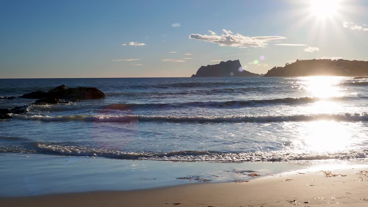 日落时分的地中海海滩景观。视频素材