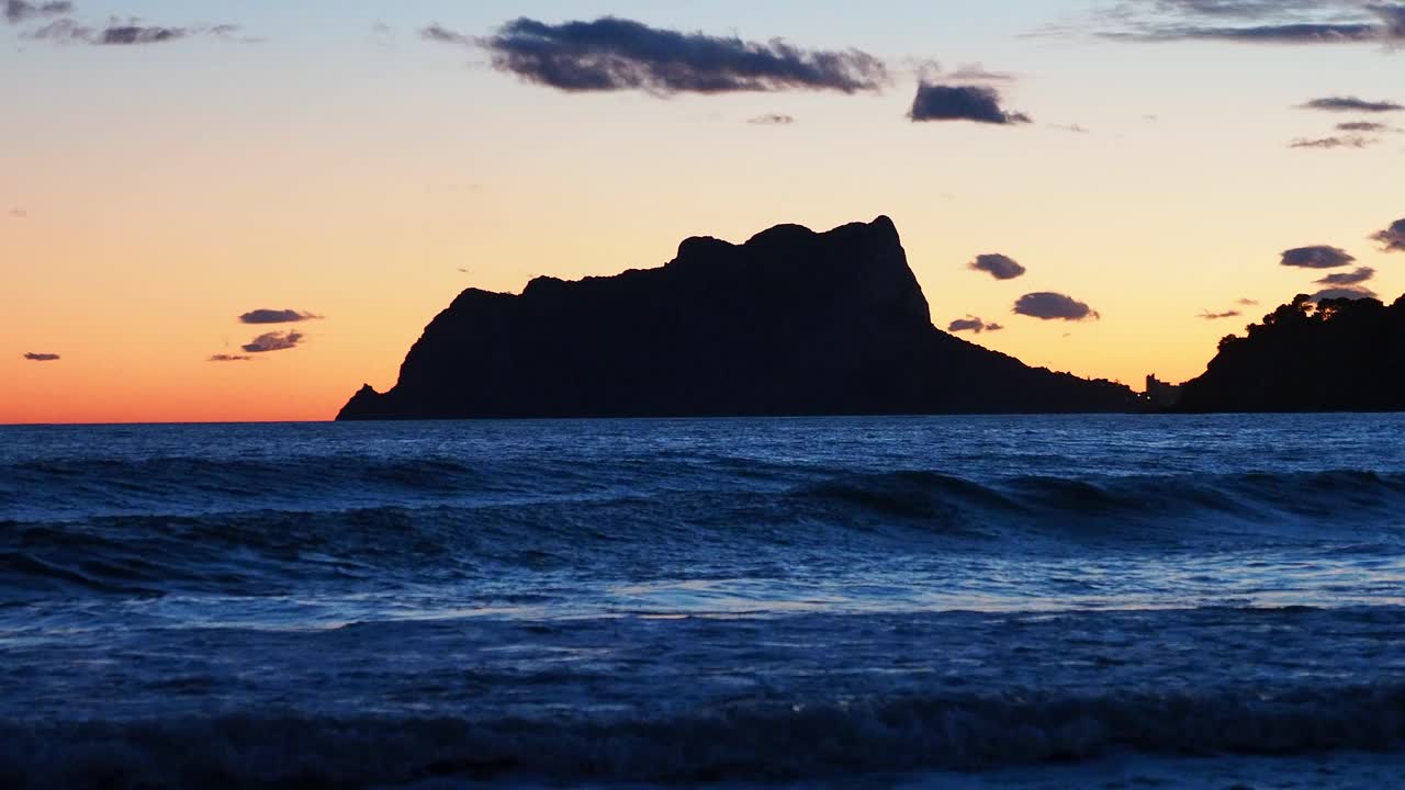 日落时分的地中海海滩景观。视频素材