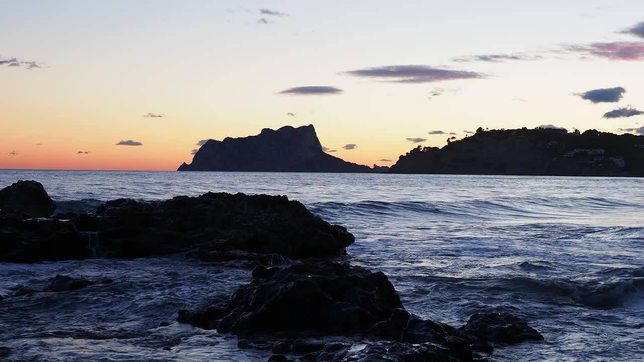 日落时分的地中海海滩景观。视频素材