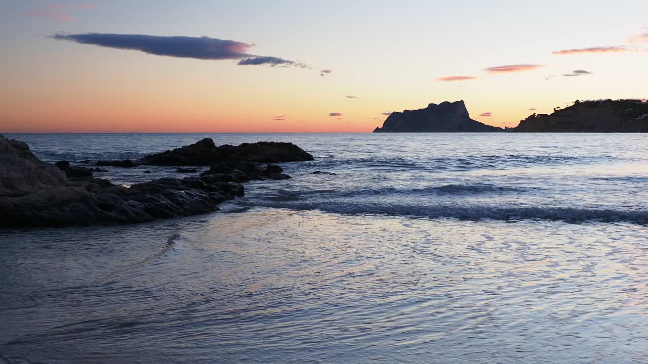 日落时分的地中海海滩景观。视频素材