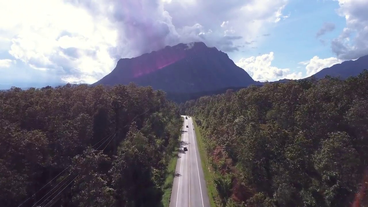 空中拍摄的高速公路到山视频素材