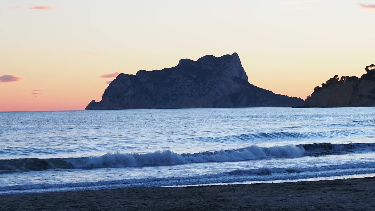 日落时分的地中海海滩景观。视频素材