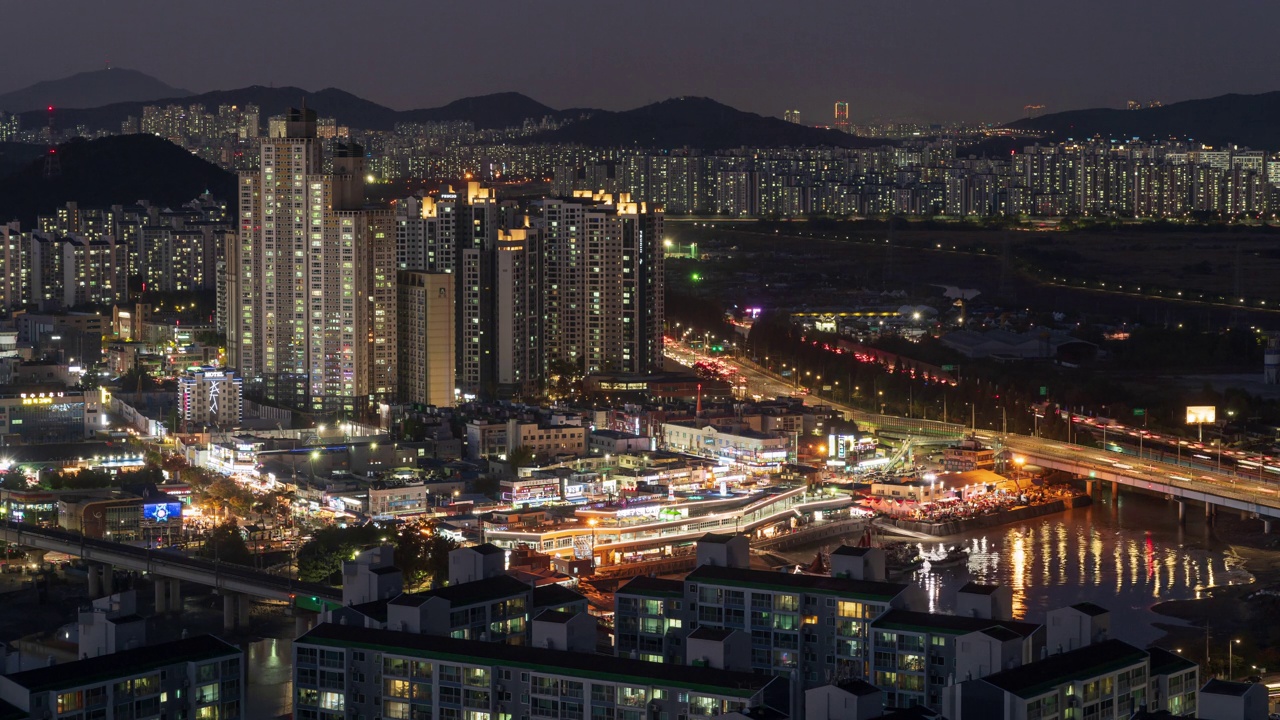 夜间——韩国仁川南洞区Sorae鱼市和公寓视频素材