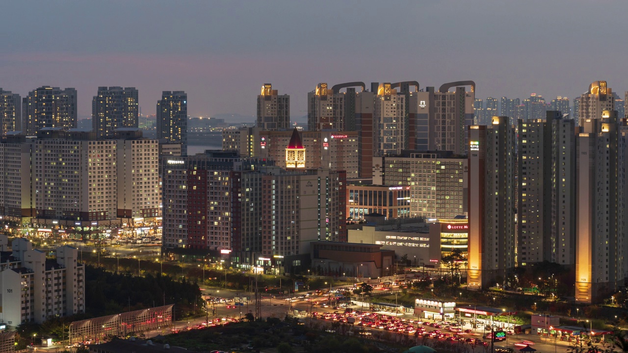 韩国京畿道始兴市培歌新城市的夜工作室公寓和威尼斯广场购物中心的钟楼视频素材